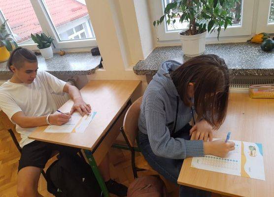 Uczniowie wypełniają ankietę