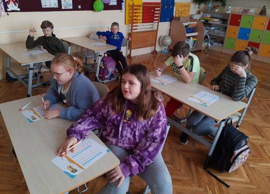 Uczniowie wypełniają ankietę