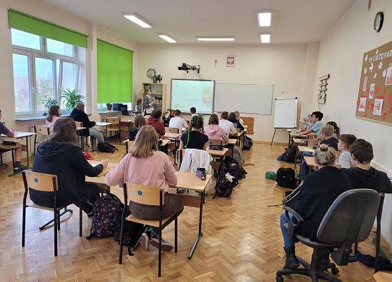 Uczniowie wypełniają ankietę