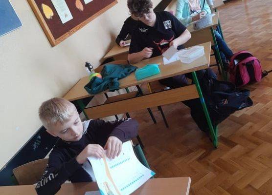 Uczniowie wypełniają ankietę