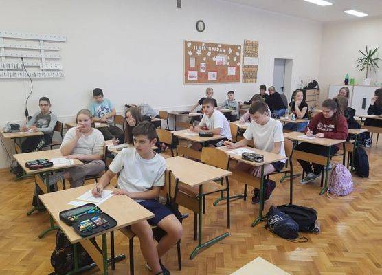 Uczniowie wypełniają ankietę