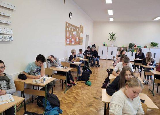 Uczniowie wypełniają ankietę