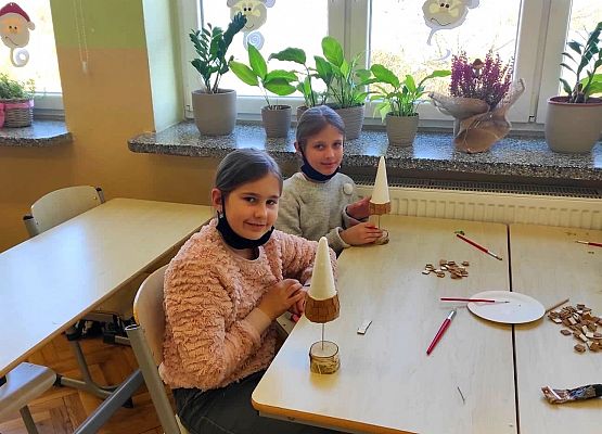 Uczniowie przyklejają elementy choinki