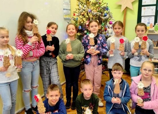 Zdjęcie grupowe dzieci z wykonanymi choinkami