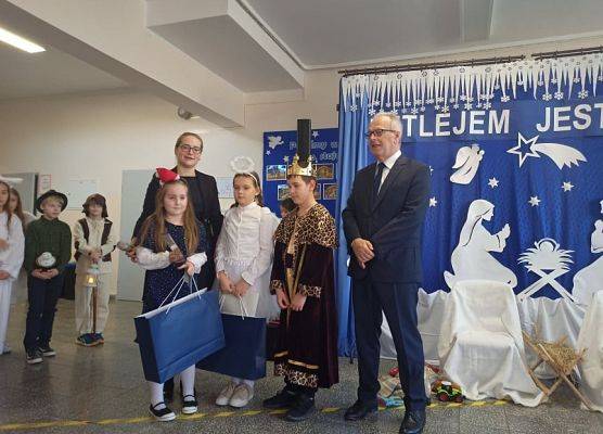 Dyrektor i pedagog oraz uczestnicy konkursu