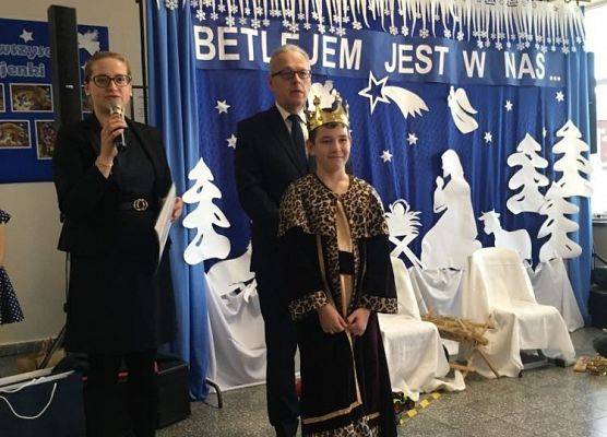 Dyrektor i pedagog gratulują uczestnikowi konkursu