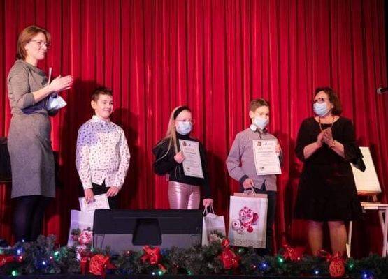 Laureaci konkursu stoją na scenie z nagrodami