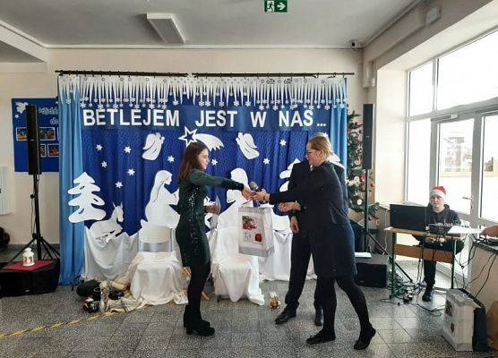 Uczennica odbiera nagrodę