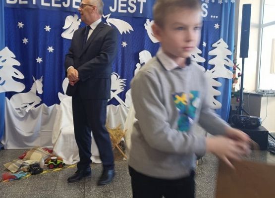 Uczeń odebrał nagrodę