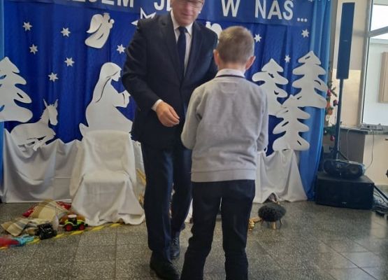 Dyrektor wręcza nagrodę uczniowi