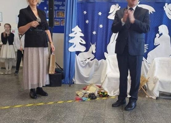 Dyrektor i nauczycielka ogłaszają wyniki konkursu