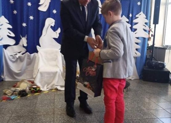 Uczeń odbiera nagrodę.