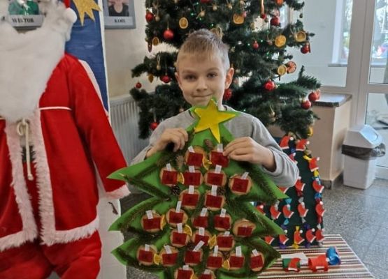 Uczeń prezentuje swój kalendarz adwentowy