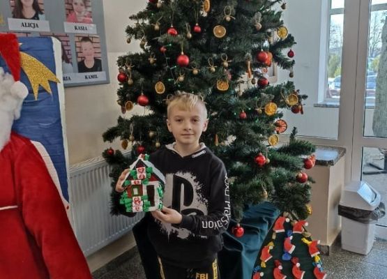 Uczeń prezentuje swój kalendarz adwentowy