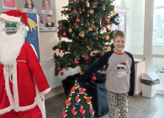 Uczeń prezentuje swój kalendarz adwentowy