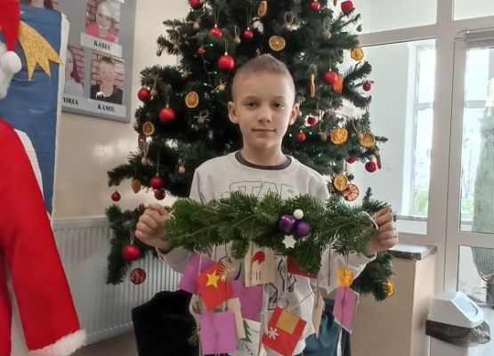 Uczeń prezentuje swój kalendarz adwentowy