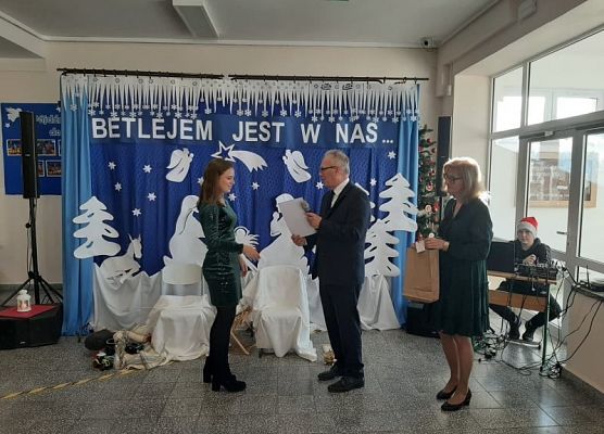 Uczennica odbiera nagrodę