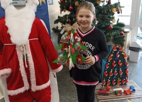 Uczennica prezentuje swój kalendarz adwentowy