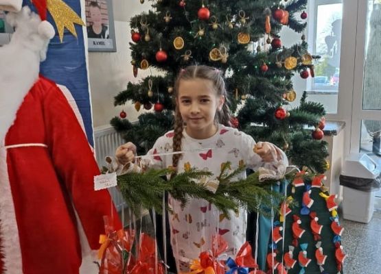 Uczennica prezentuje swój kalendarz adwentowy