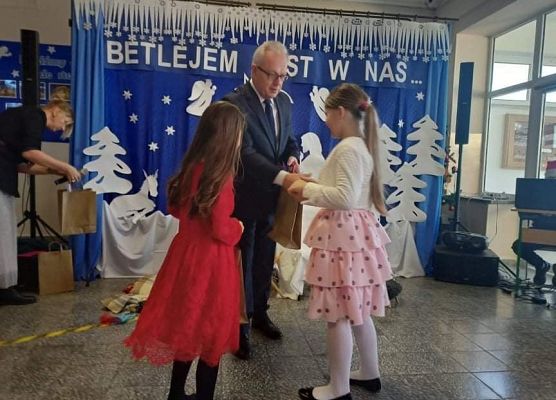 Uczennica odbiera nagrodę.