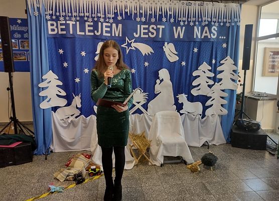 Uczennica składa życzenia