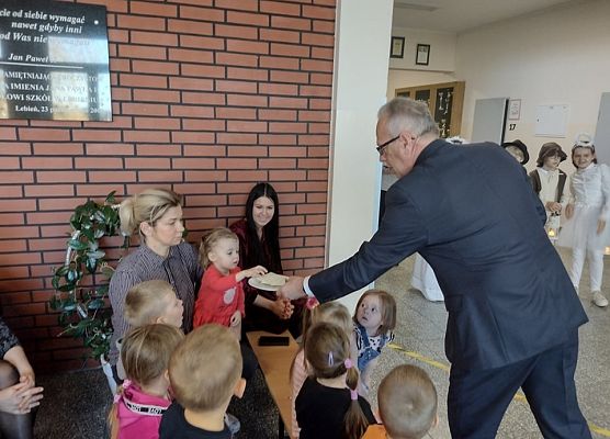 Dyrektor dzieli się opłatkiem