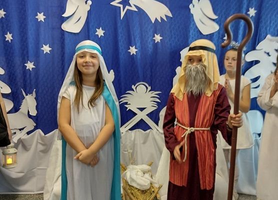 Jasełka, uczniowie podczas spektaklu