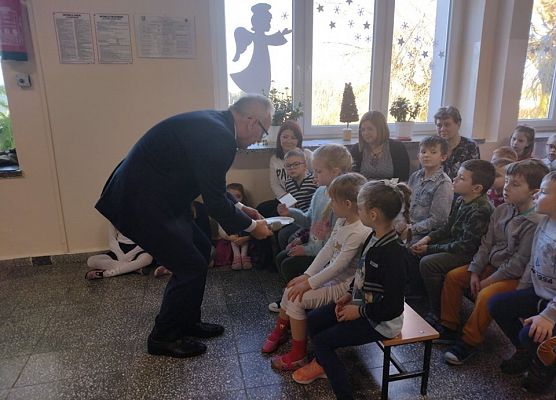 Dyrektor dzieli się opłatkiem