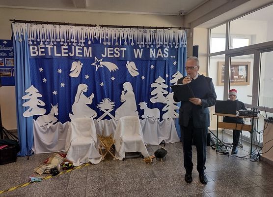 Dyrektor rozpoczyna uroczystość