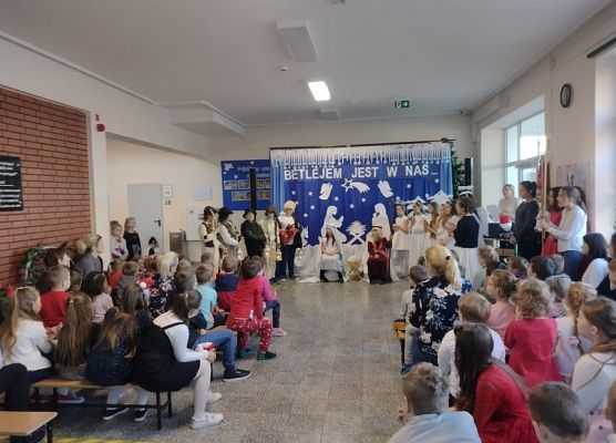 Uczniowie oglądają jasełka