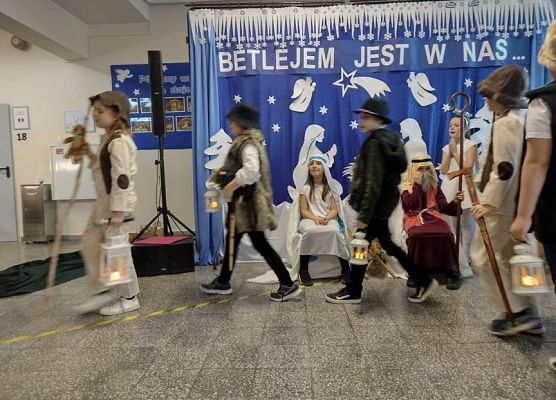 Uczniowie podczas przedstawienia