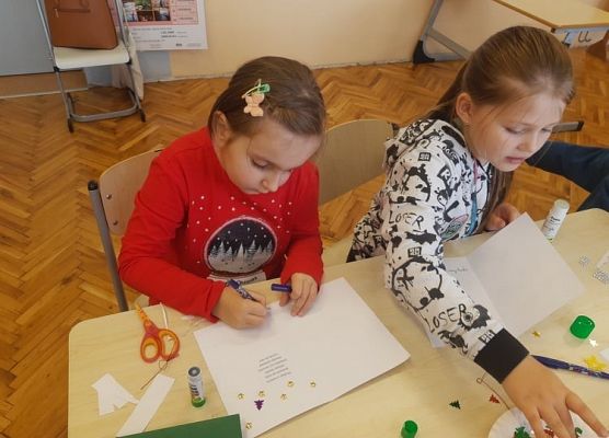Uczennice tworzą kartki świąteczne