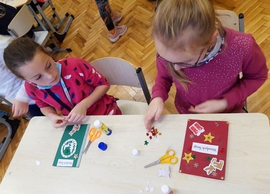 Uczennice tworzą kartki świąteczne