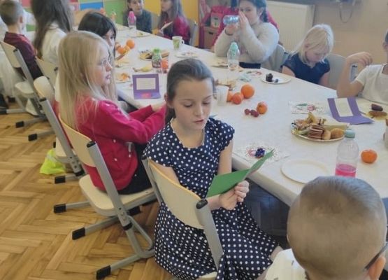 Uczniowie oglądają otrzymane kartki i czytają życzenia