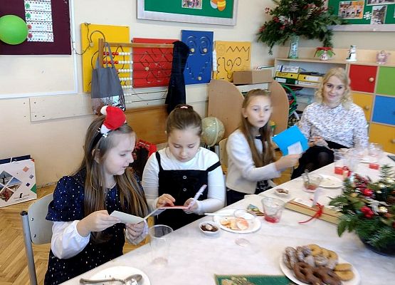 Uczniowie oglądają otrzymane kartki i czytają życzenia