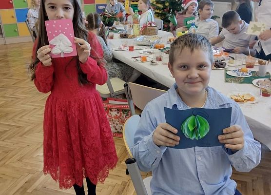 Uczniowie pokazują otrzymane kartki i czytają życzenia