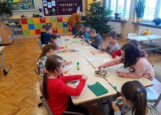 Uczniowie tworzą kartki świąteczne