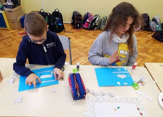 Uczniowie tworzą kartki świąteczne