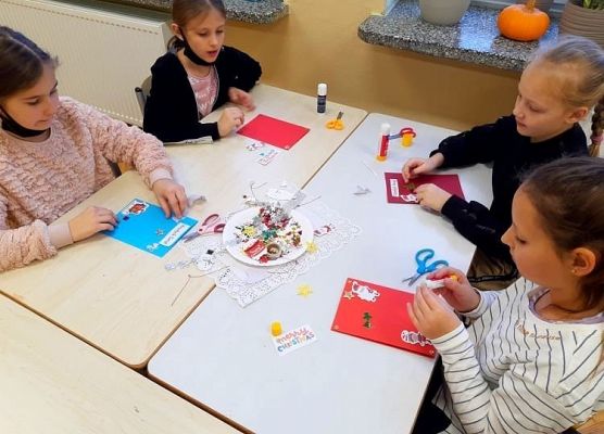 Zdjęcie grupowe. Uczniowie trzymają kartki