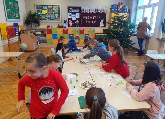 Zdjęcie grupowe. Uczniowie trzymają kartki