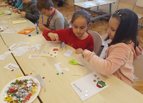 Zdjęcie grupowe. Uczniowie trzymają kartki