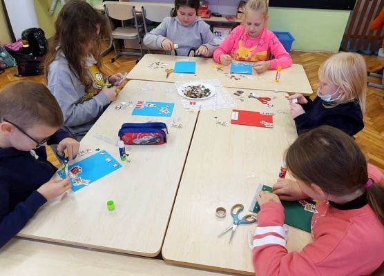 Uczniowie tworzą kartki świąteczne