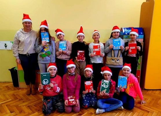 Zdjęcie grupowe. Uczniowie trzymają kartki