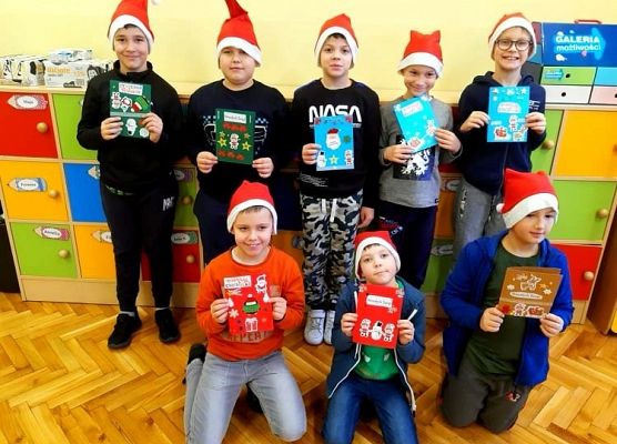 Zdjęcie grupowe. Uczniowie trzymają kartki