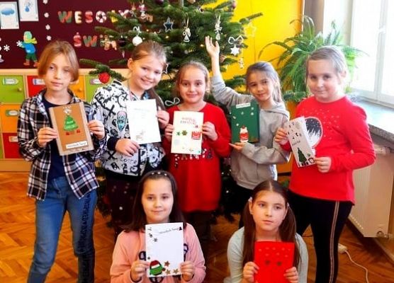 Zdjęcie grupowe. Uczennice trzymają kartki