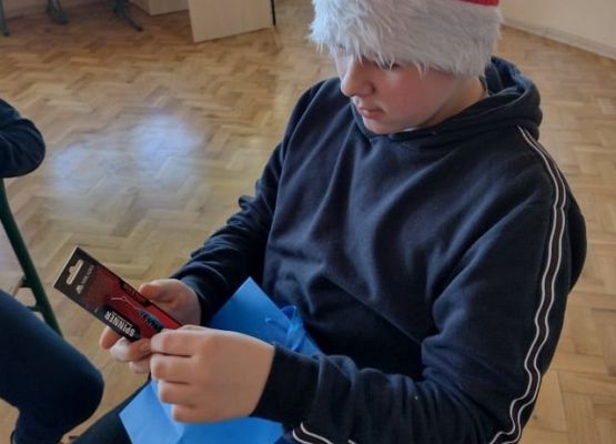 Uczeń ogląda swój prezent