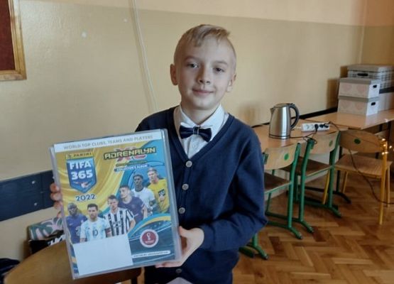 Uczeń pokazuje swój prezent