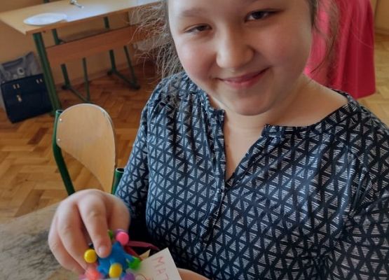 Uczennica pokazuje swój prezent.