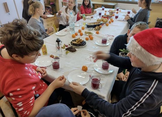 Uczniowie dzielą się opłatkiem.