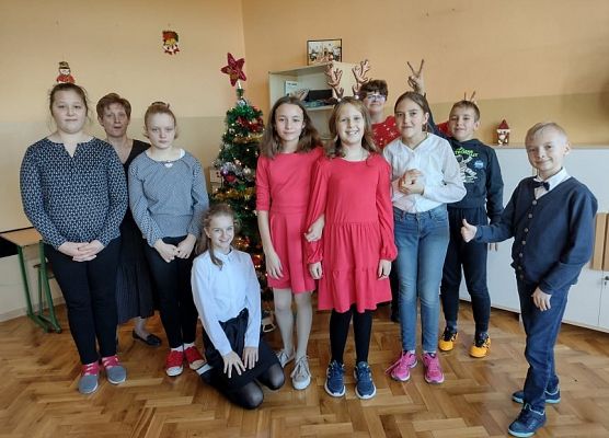 Uczniowie stoją przy choince